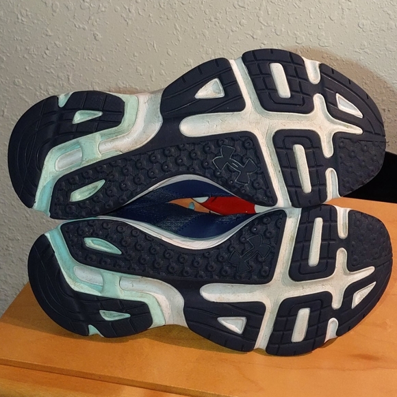 Under Armor womans 8.5 Running shoes - Picture 4 of 7